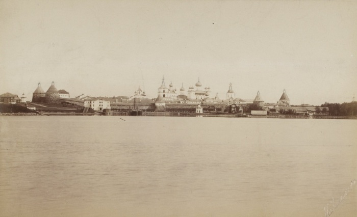 Панорама Спасо-Преображенского Соловецкого монастыря с моря. Россия, 1887 год. Панорама Спасо-Преображенского Соловецкого монастыря с моря. Россия, 1887 год.