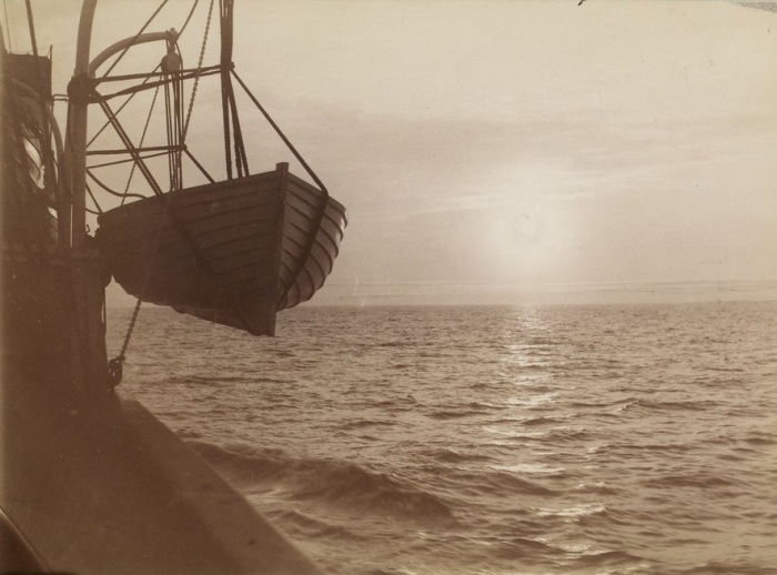 Спуск шлюпки на Новой Земле. Россия, начало 20 века. Спуск шлюпки на Новой Земле. Россия, начало 20 века.