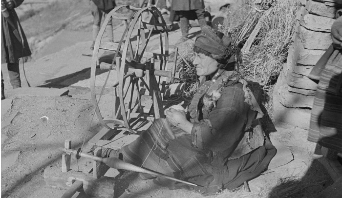 Хевсурка с прялкой. 1931 год. Хевсурка с прялкой. 1931 год.