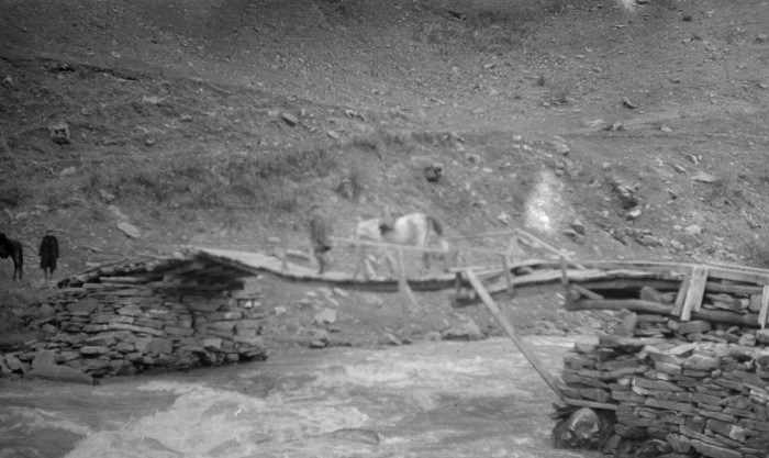 Небольшой деревянный мостик через реку. 1930 год. Небольшой деревянный мостик через реку. 1930 год.