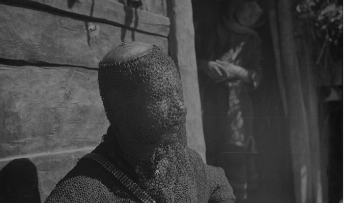 Хевсур в кольчуге возле своего дома. 1930 год. Хевсур в кольчуге возле своего дома. 1930 год.