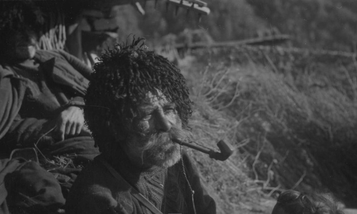 Хевсур на стоге сена курящий трубку. 1929 год. Хевсур на стоге сена курящий трубку. 1929 год.