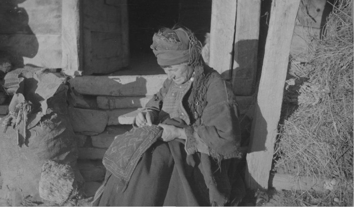 Старая хевсурка за шитьем. 1929 год. Старая хевсурка за шитьем. 1929 год.