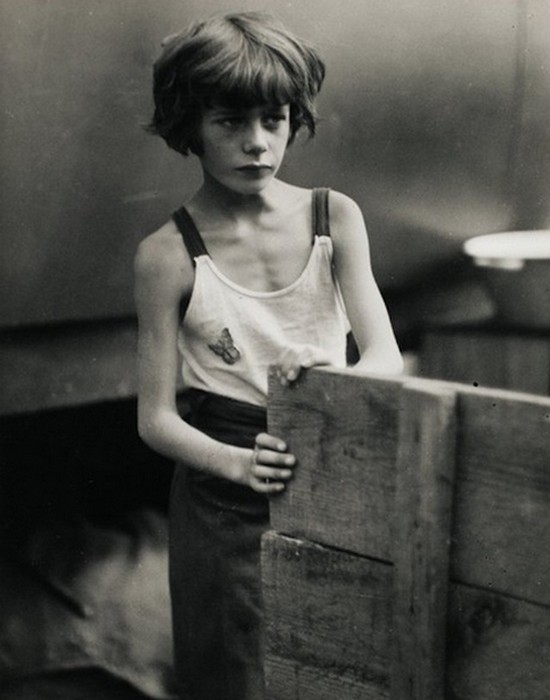 За рукоделием. За рукоделием.