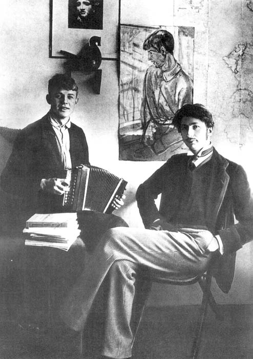 Сергей Александрович Есенин и Сергей Митрофанович Городецкий. 1915 год. Сергей Александрович Есенин и Сергей Митрофанович Городецкий. 1915 год.