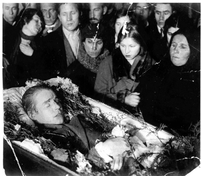 Посмертная фотография Сергея Александровича Есенина. 1925 год. Посмертная фотография Сергея Александровича Есенина. 1925 год.