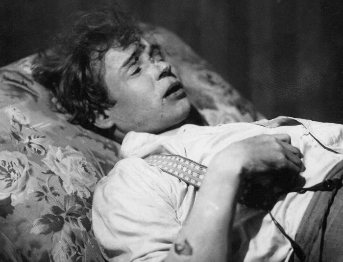 Снятый из петли Сергей Александрович Есенин в номере гостиницы Англетер. 28 декабря 1925 года. Снятый из петли Сергей Александрович Есенин в номере гостиницы Англетер. 28 декабря 1925 года.