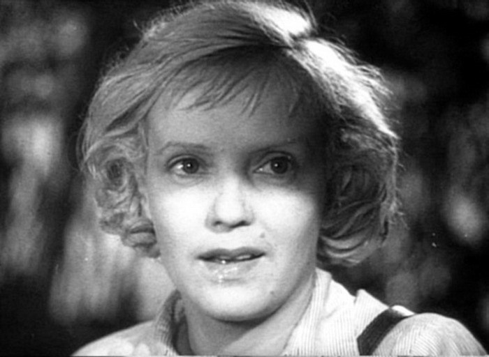 Марина Ладынина в фильме *Секретарь райкома*, 1942 | Фото: kino-teatr.ru Марина Ладынина в фильме *Секретарь райкома*, 1942 | Фото: kino-teatr.ru