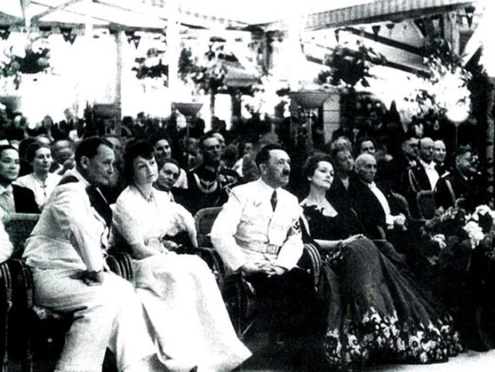 Адольф Гитлер с Ольгой Чеховой на торжественном приеме у Риббентропа, 1939 | Фото: subscribe.ru Адольф Гитлер с Ольгой Чеховой на торжественном приеме у Риббентропа, 1939 | Фото: subscribe.ru