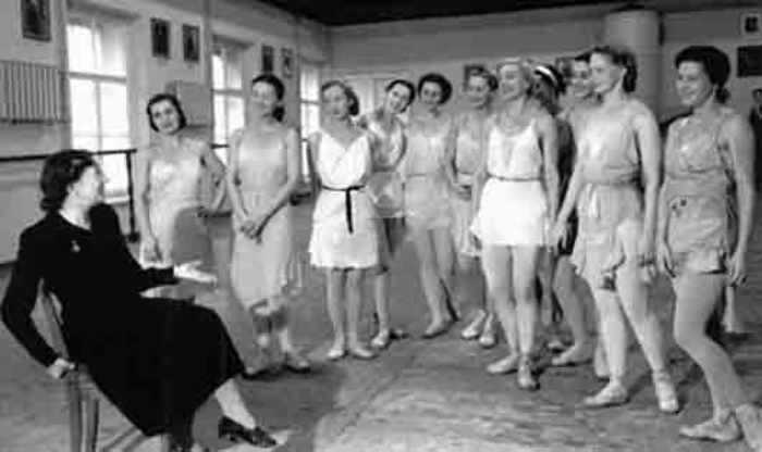 Агриппина Ваганова со своими ученицами | Фото: chtoby-pomnili.com Агриппина Ваганова со своими ученицами | Фото: chtoby-pomnili.com