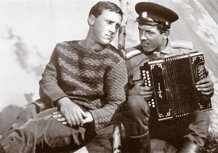 В. Высоцкий и В. Золотухин в фильме *Хозяин тайги*, 1968 | Фото: lib.rin.ru В. Высоцкий и В. Золотухин в фильме *Хозяин тайги*, 1968 | Фото: lib.rin.ru