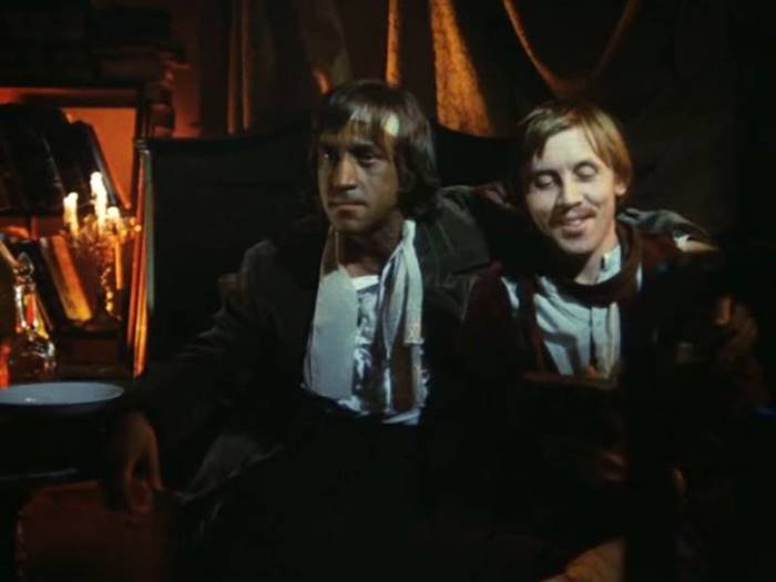 В. Высоцкий и В. Золотухин в фильме *Сказ про то, как царь Петр арапа женил*, 1976 | Фото: ruskino.ru В. Высоцкий и В. Золотухин в фильме *Сказ про то, как царь Петр арапа женил*, 1976 | Фото: ruskino.ru