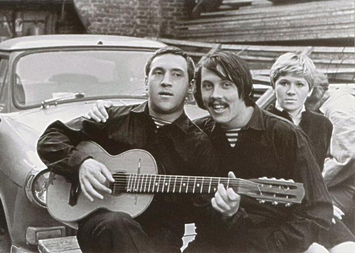 В. Высоцкий и В. Золотухин, конец 1960-х гг. | Фото: pinme.ru В. Высоцкий и В. Золотухин, конец 1960-х гг. | Фото: pinme.ru