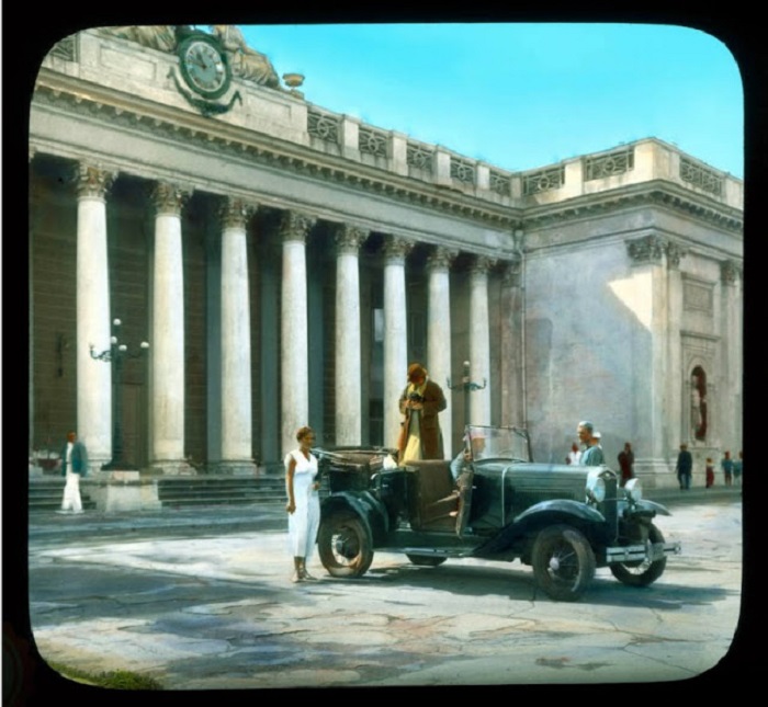 Огромное здание на Думской площади. Огромное здание на Думской площади.