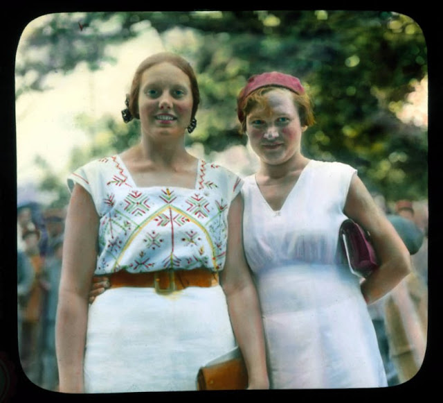 Коммуникабельные и улыбчивые девушки-экскурсоводы. Коммуникабельные и улыбчивые девушки-экскурсоводы.