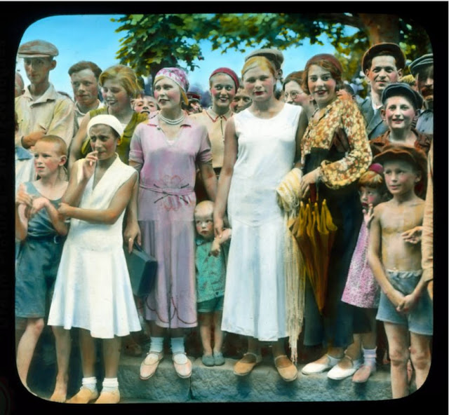 Молодёжь, собравшаяся на площади. Молодёжь, собравшаяся на площади.