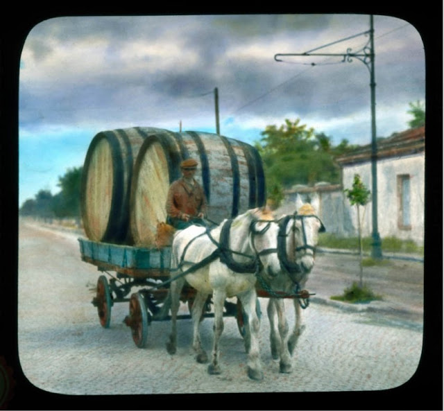 Мужчина с бочками в лошадиной повозке. Мужчина с бочками в лошадиной повозке.