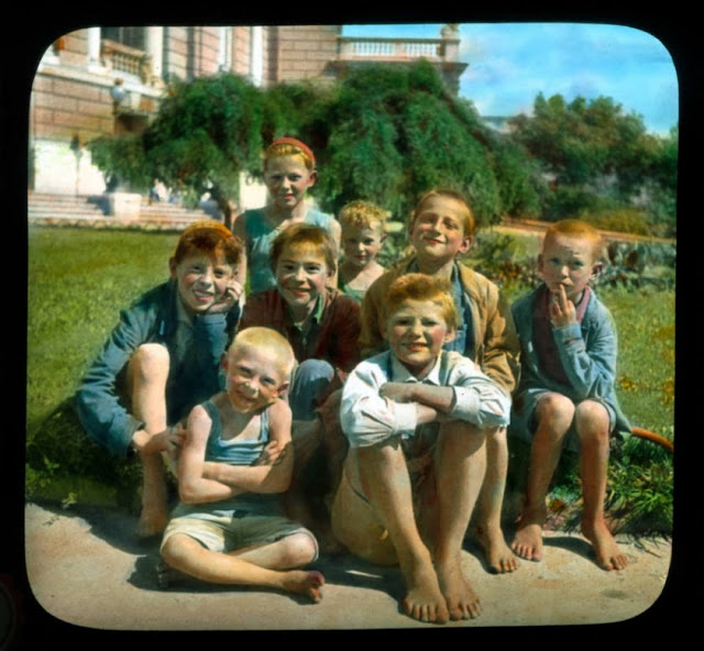 Дети фотографируются у оперного театра. Дети фотографируются у оперного театра.