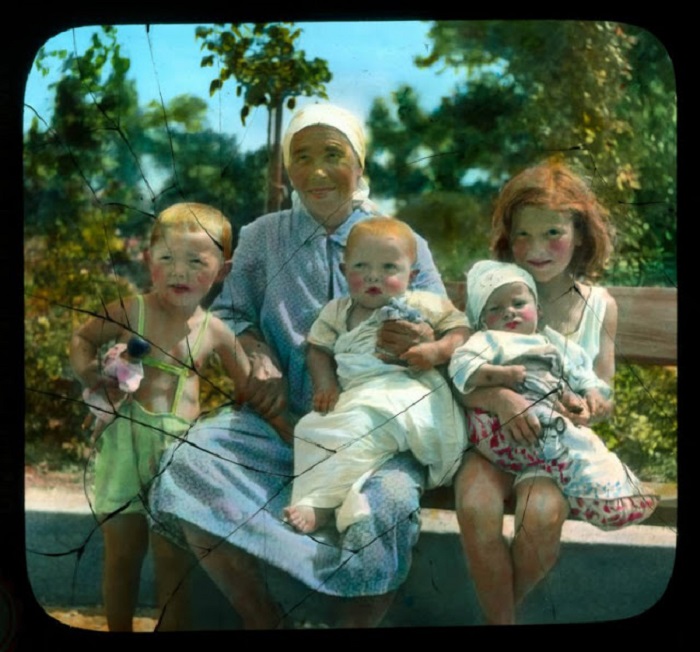 Женщина, приехавшая отдыхать с маленькими детьми. Женщина, приехавшая отдыхать с маленькими детьми.