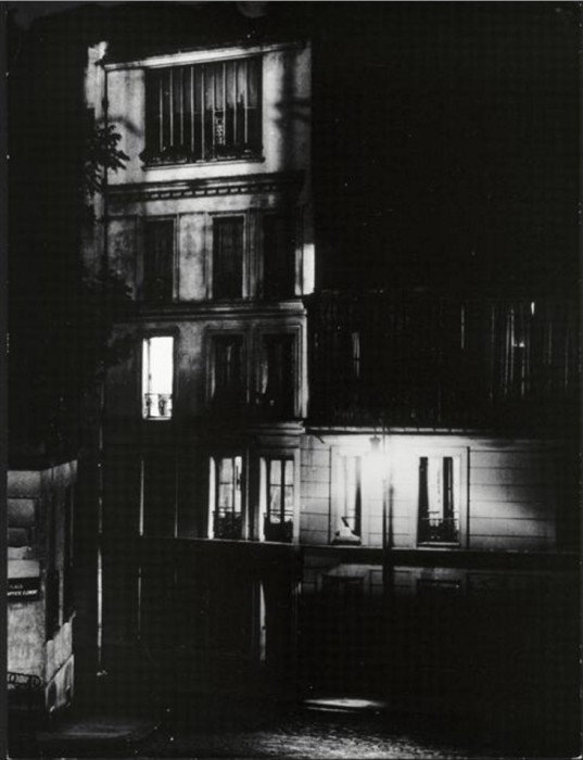 Знаменитое парижское общежитие на Монмартре, в котором в начале XX века проживали многие знаменитые художники, включая Пикассо и Модильяни. Знаменитое парижское общежитие на Монмартре, в котором в начале XX века проживали многие знаменитые художники, включая Пикассо и Модильяни.