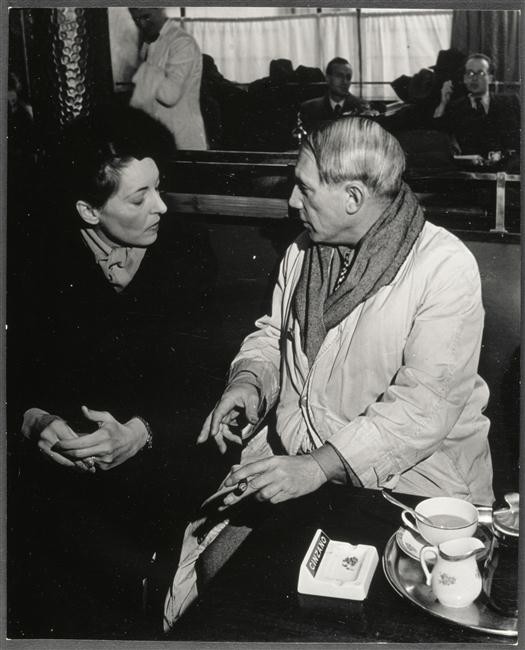 Пикассо в «Кафе де Флор» с южно-американской критикессой. Пикассо в «Кафе де Флор» с южно-американской критикессой.