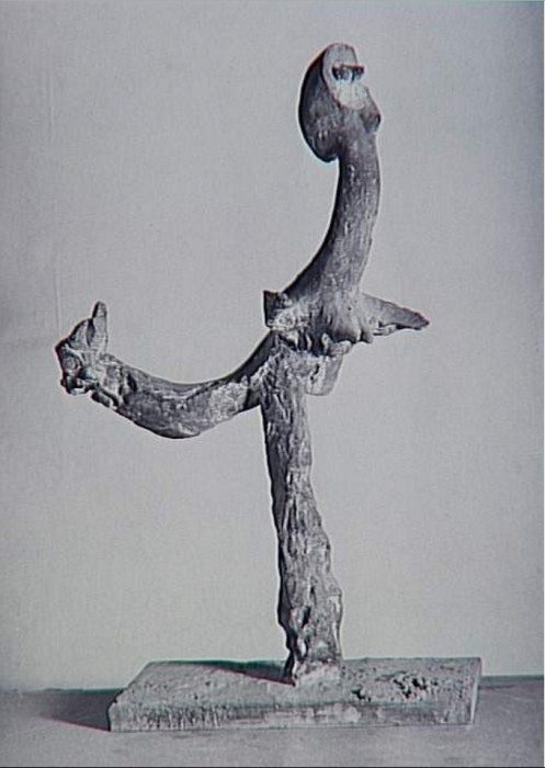 Эльф танцует на одной ноге. Эльф танцует на одной ноге.