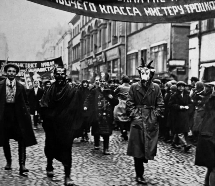 Первомайская демонстрация в Москве, 1932 год. Первомайская демонстрация в Москве, 1932 год.