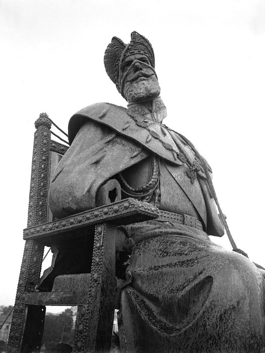 Разрушение памятника. Разрушение памятника.