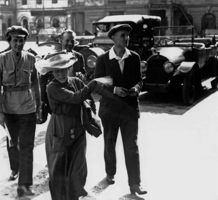 Мария Спиридонова направляется на заседание V Всероссийского съезда Советов, 1918 год. Мария Спиридонова направляется на заседание V Всероссийского съезда Советов, 1918 год.