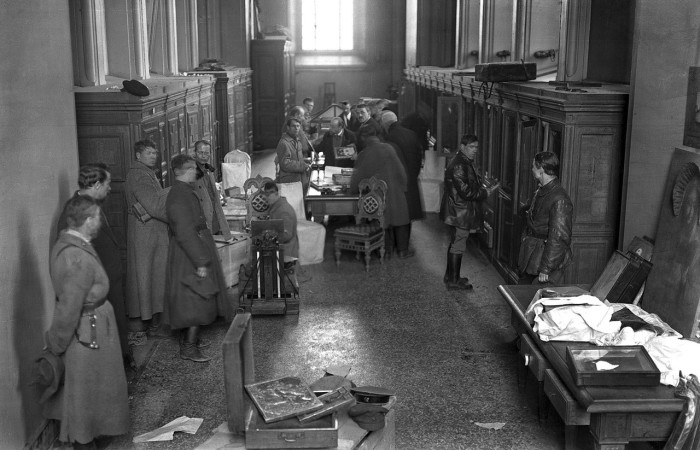 Во время изъятия церковных ценностей. Во время изъятия церковных ценностей.