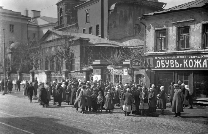 Жители Москвы у церкви св. Георгия на Моховой улице, 1922 год. Жители Москвы у церкви св. Георгия на Моховой улице, 1922 год.