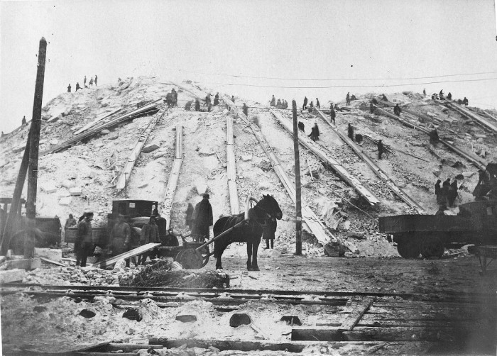 Прихожане разбирают остатки храма после сноса, 1931 год. Прихожане разбирают остатки храма после сноса, 1931 год.