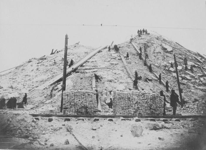 Снесённый храм с необходимостью расширения площади. Снесённый храм с необходимостью расширения площади.