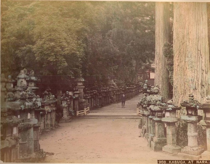 Интересен своим собранием ритуальных фонарей.