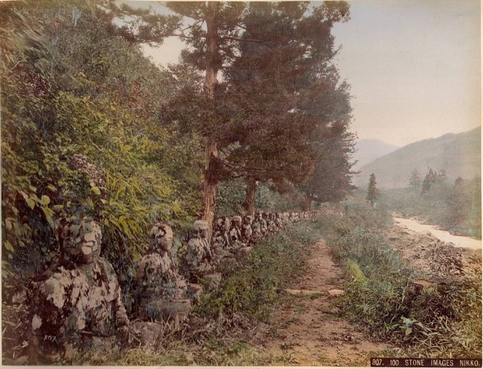 Вдоль реки стоят загадочные каменные статуи.