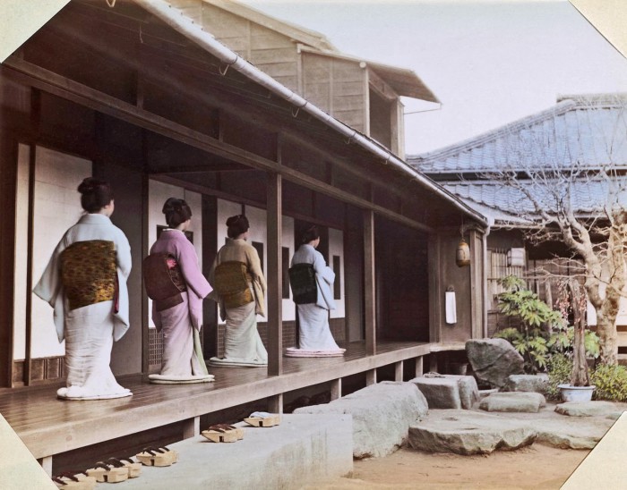 На крыльце чайного домика в саду Окано, Токио.