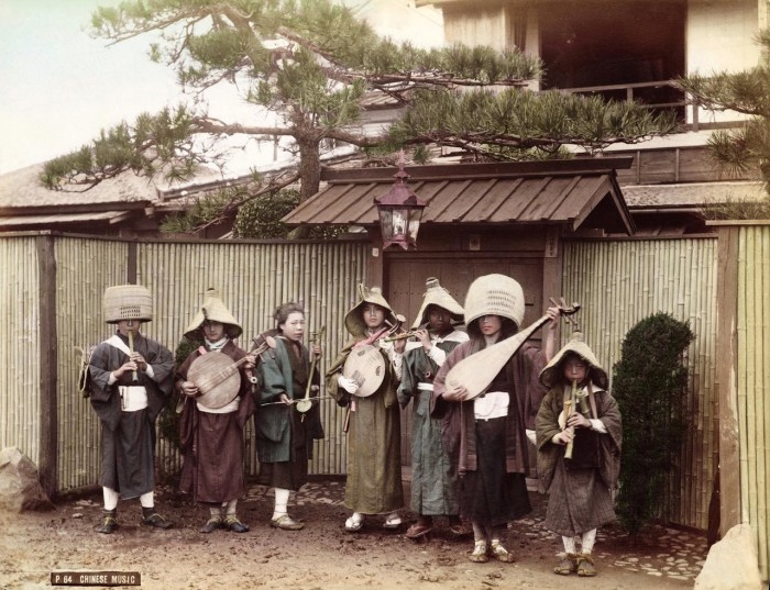 Играющие на музыкальных инструментах на улице.