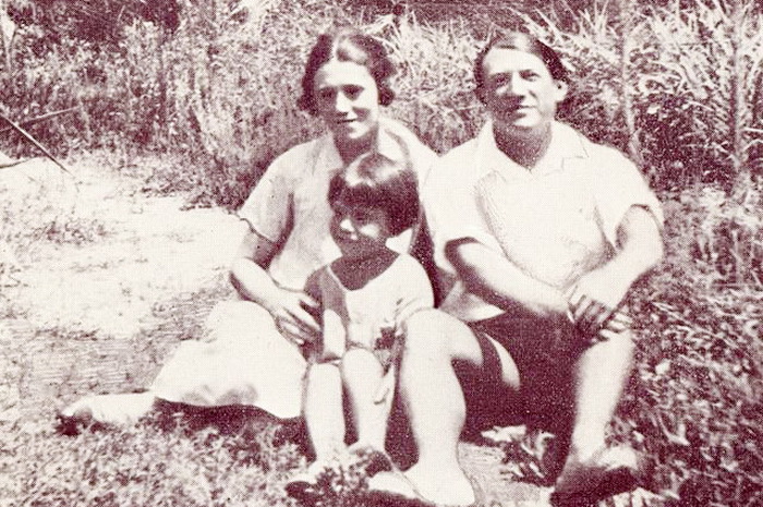 Пабло Пикассо, Ольга Хохлова и их сын Пауло, Антибы, 1924 год Пабло Пикассо, Ольга Хохлова и их сын Пауло, Антибы, 1924 год