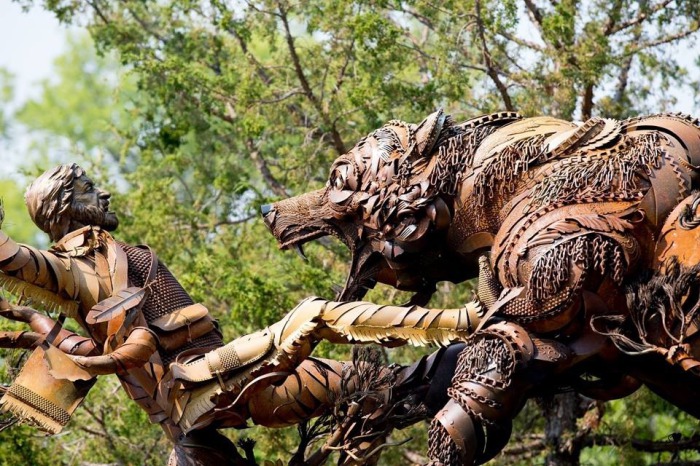 Памятник,сделанный из железа. Памятник,сделанный из железа.