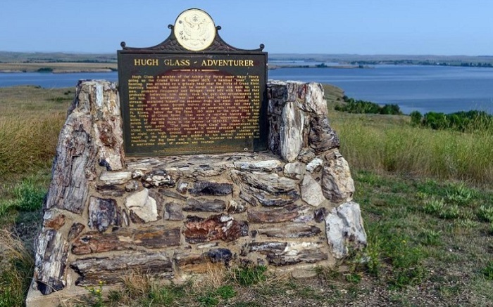 Памятник, посвященный Хью Глассу, установленный в 2015 году. Памятник, посвященный Хью Глассу, установленный в 2015 году.