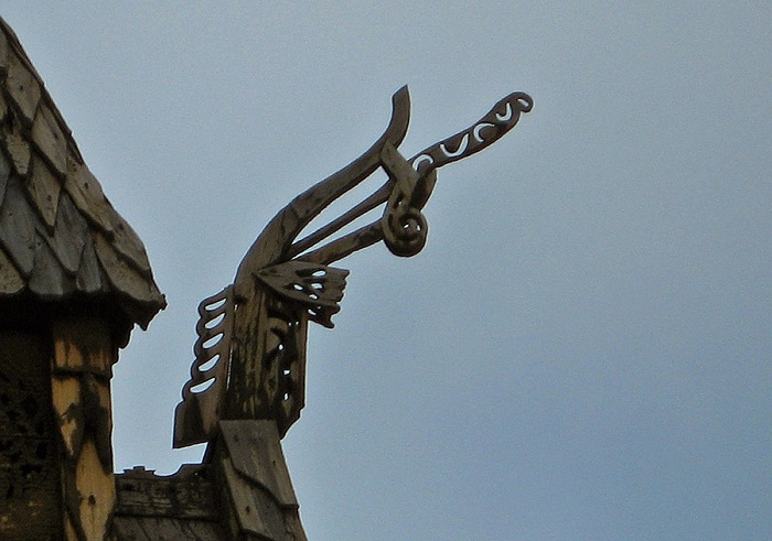 Языческое изображение дракона на коньке крыши ставкирки. | Фото: wondermondo.com. Языческое изображение дракона на коньке крыши ставкирки. | Фото: wondermondo.com.