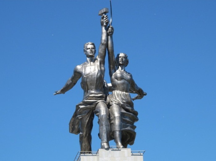 Скульптура Веры Мухиной *Рабочий и колхозница* | Фото: history-kamensk.ru