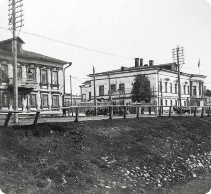 Угол улицы Урицкого и набережной Северной Двины. Угол улицы Урицкого и набережной Северной Двины.