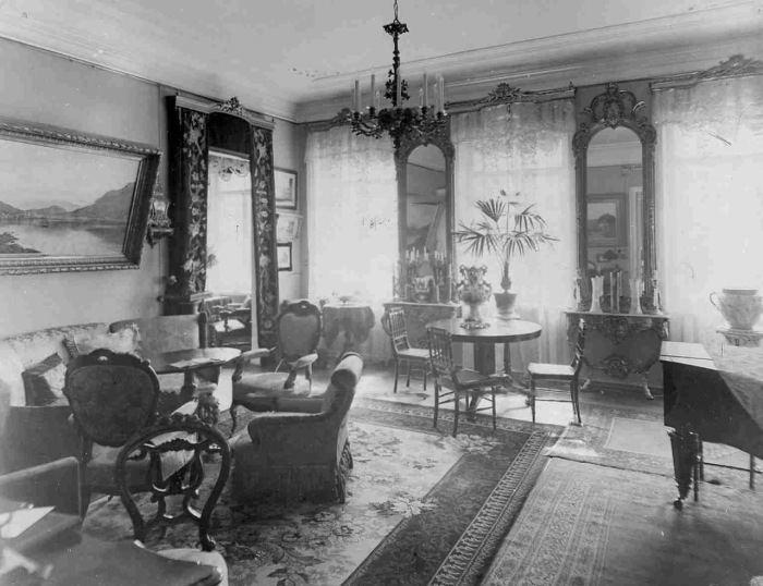 Гостиная в квартире барона Икскуля фон Гильденбрандта Александра Владимировича.