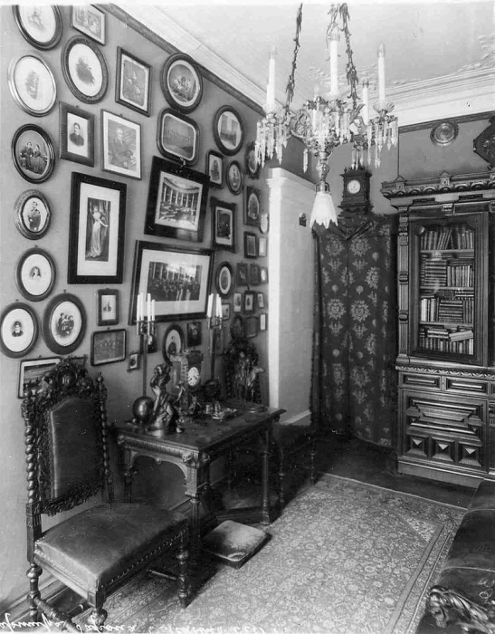 Вид уголка библиотеки и большого количества семейных портретов на стене в квартире барона Икскуля фон Гильденбрандта Александра Владимировича. 