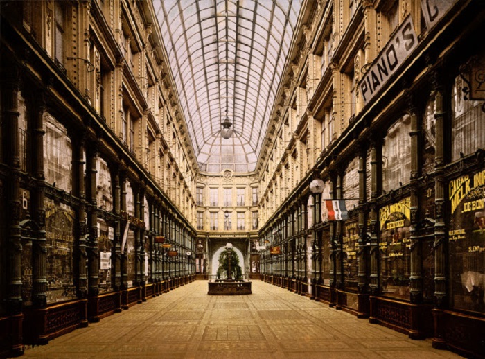 Знаменитая архитектура шикарного торгового центра.