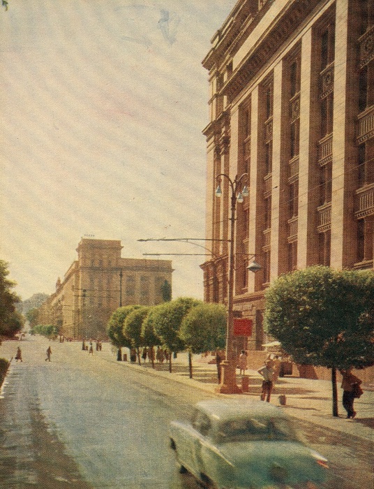 По обе стороны проспекта имени Карла Маркса в Днепропетровске расположено много зданий старой застройки. По обе стороны проспекта имени Карла Маркса в Днепропетровске расположено много зданий старой застройки.