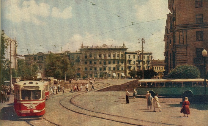 Одна из оживлённых улиц города. Одна из оживлённых улиц города.