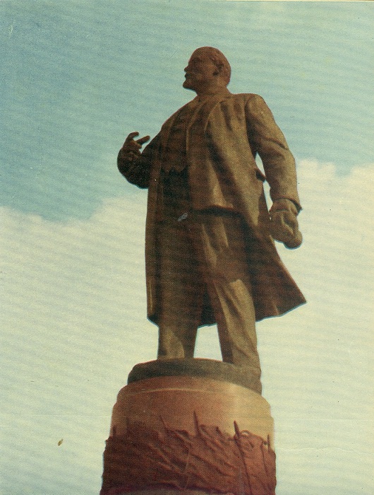 Памятник В. И. Ленину в Днепропетровске был открыт 6 ноября 1957 года, скульпторы: М. К. Вронский, А. П. Олейник, архитектор: А. А. Сидоренко. Памятник В. И. Ленину в Днепропетровске был открыт 6 ноября 1957 года, скульпторы: М. К. Вронский, А. П. Олейник, архитектор: А. А. Сидоренко.