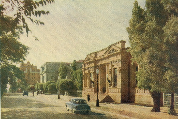 Единственная усадьба, сохранившаяся от старого Екатеринослава. Единственная усадьба, сохранившаяся от старого Екатеринослава.